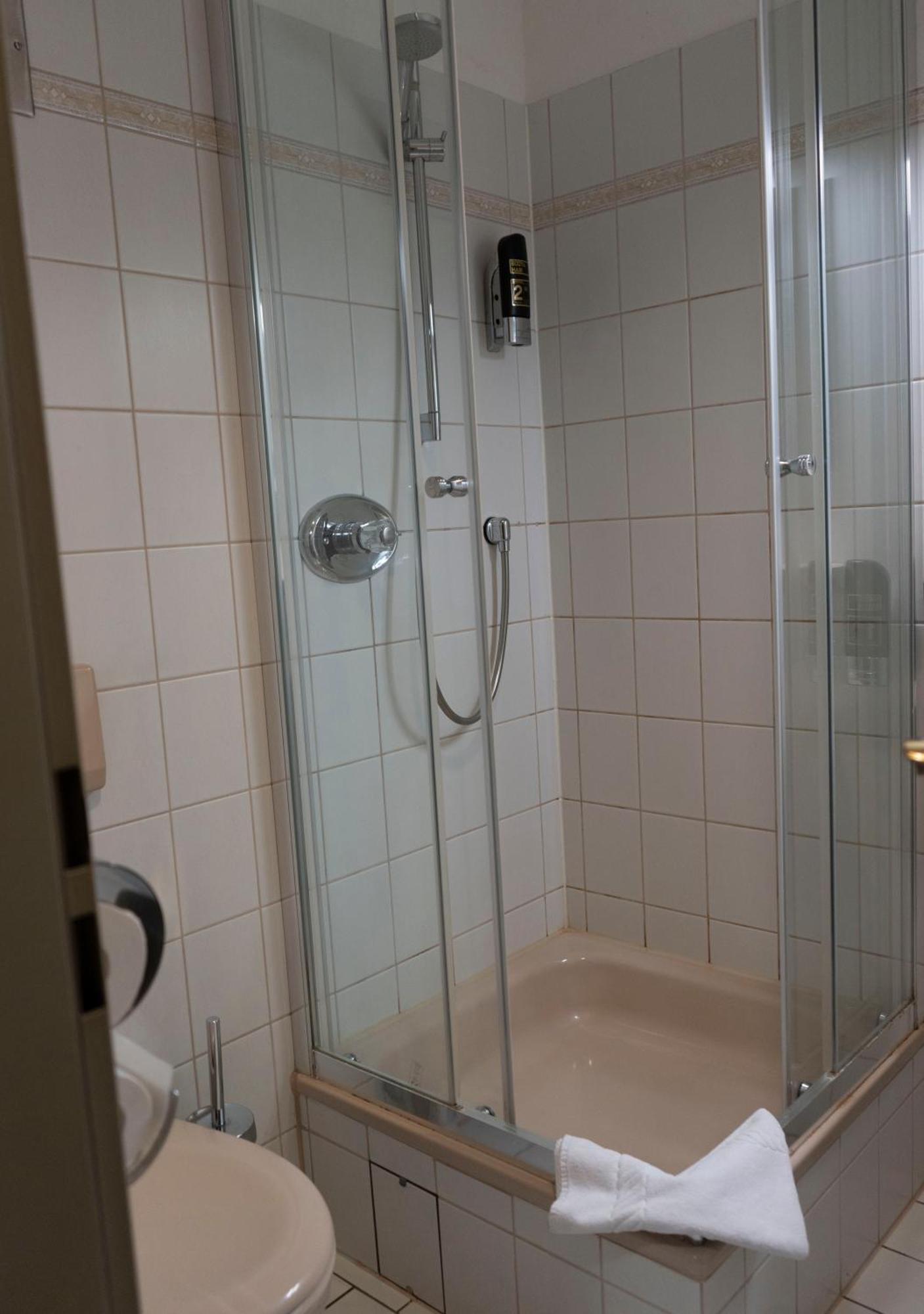Hotel Gaststaette Zur Eiche à Hanovre Extérieur photo